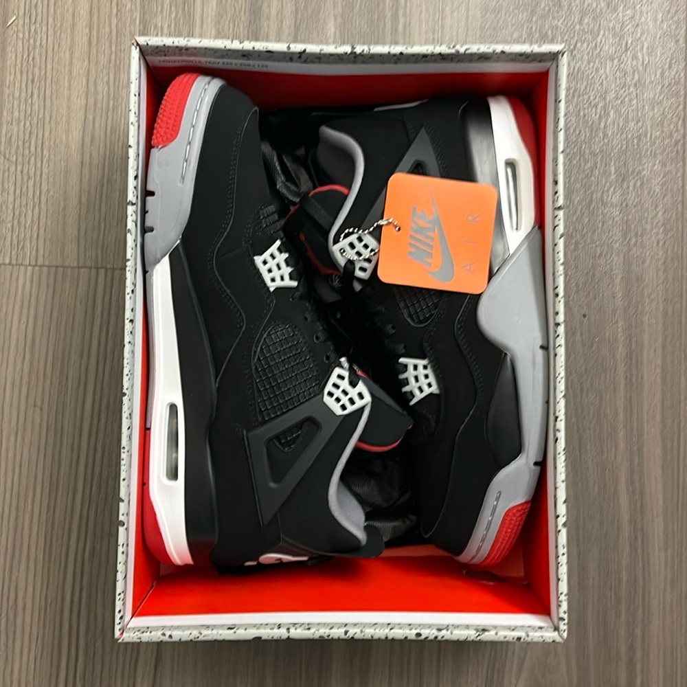 Air Jordan Retro 4 Men’s Size 11 “Bred” this is Nubuck version not leather